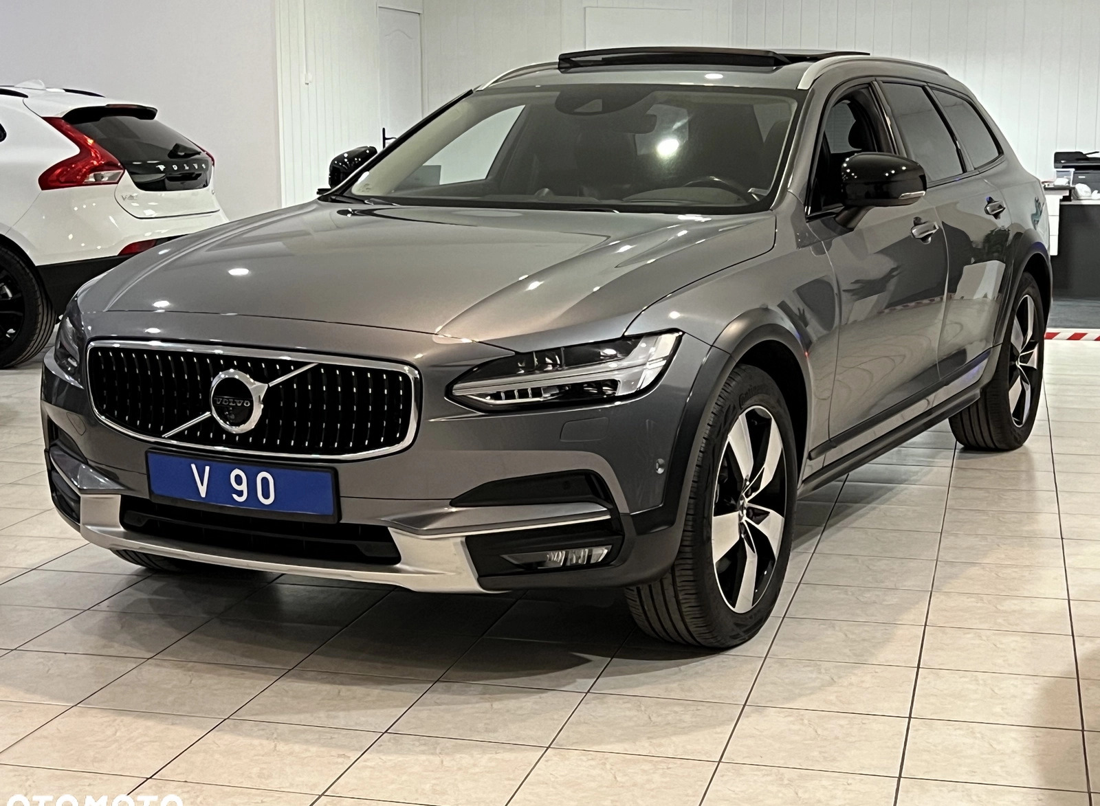 Volvo V90 Cross Country cena 147000 przebieg: 147000, rok produkcji 2017 z Bieruń małe 352